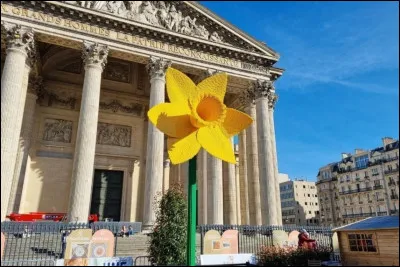 Devant quel bâtiment parisien a-t-on dressé une jonquille géante en Lego pour une campagne contre le cancer 2022 ?