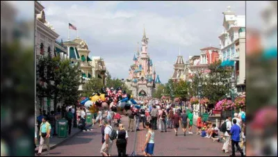 Ce 12 avril, c'est l'ouverture d'Euro Disney, vaste parc à thème et complexe touristique à l'est de Paris : c'était il y a ...