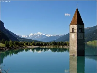 Dans quel pays peut-on voir le lac de Resia, dans lequel on peut voir le clocher de l'église de Graun engloutie ?