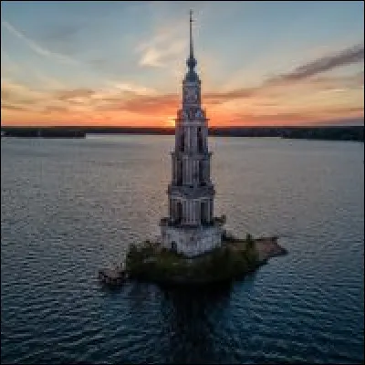 Comment s'appelle la ville de Russie qui fut en partie submergée par l'eau du Réservoir d'Ouglitch à partir de 1940 (et dont on ne voit plus que le clocher de l'église Saint- Nicolas) ?