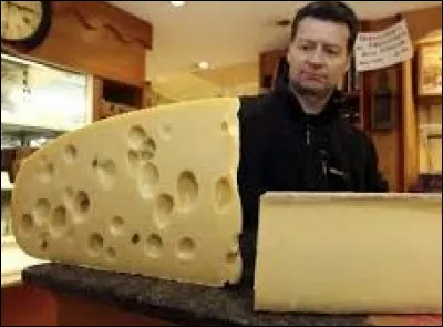 Les gruyères français et suisse ne sont pas identiques. Lequel de ces deux fromages possède des trous ?