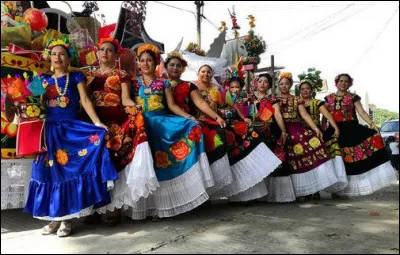 Les Juchitan de Zaragoza (État d'Oaxaca, Mexique) > Les maris sont dévoués à leurs épouses au point de/de ... Par ailleurs, les femmes sont les seules à pouvoir commercer et s'exprimer dans la langue ancestrale, le ...