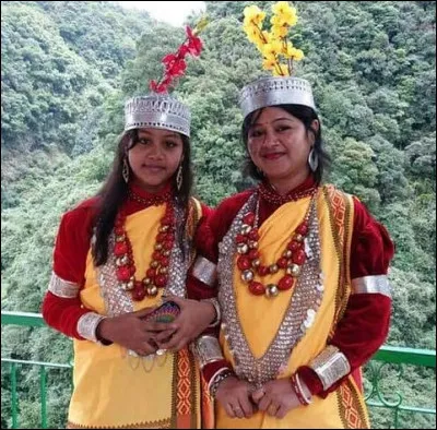 Les Khasis (Meghalaya, Inde) > Chez eux, la plus jeune fille de la famille devient chef de famille, héritière et gardienne des traditions familiales. En échange, ... (Complétez !)