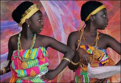 Les Akans (Ghana) > Cette tribu composée des Asantes, des Fantis et des Akims représente la principale communauté matriarcale d’Afrique. Ce ne sont pas les enfants qui héritent de leur père à sa mort, mais ...