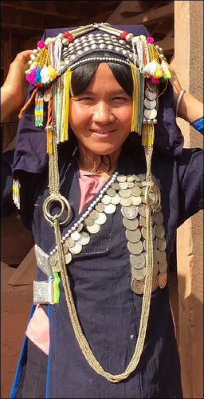 C'est un groupe ethnique que l’on retrouve essentiellement au nord-est de la Thaïlande, là aussi de tradition matriarcale. Quel est son nom ?