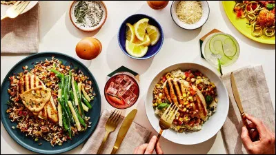 Tu es entrain de manger quand tu surprends la fourchette de ton ami s'approcher doucement de ton assiette... tu