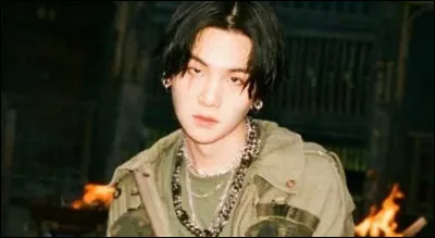 Que porte Suga sur la tête lorsqu'il marche dans la ville ?