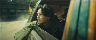 De quoi Suga est-il entouré lorsqu'il a les yeux bandés ?