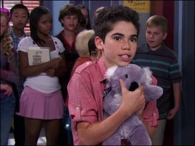 Sur cette image, dans quelle série télévisée joue-t-il ?