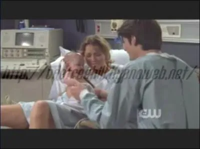 Dans quel saison accouche-t-elle et comment s'appelle son enfant ?