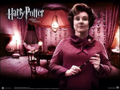 Cette actrice incarne une femme qui a fait ses études à Poudlard et a été envoyée à Serpentard lors de sa Répartition.