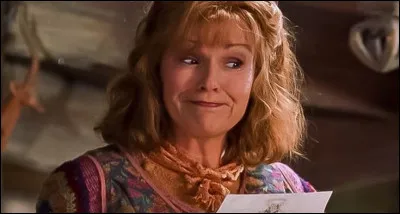 Cette actrice incarne une mère de famille. Elle a 7 enfants dont une fille. Son mari s'appelle Arthur Weasley. Ce personnage tue la Mangemort Bellatrix Lestrange.