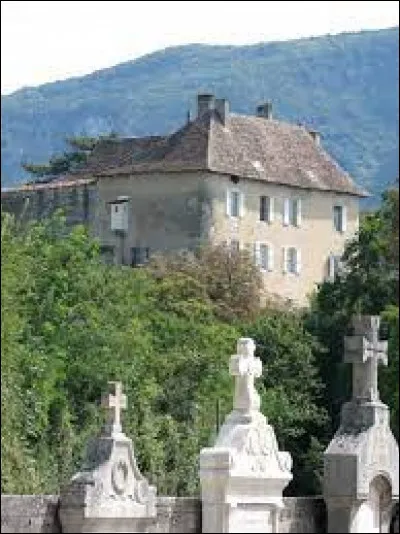 Vous avez sur cette image le château de Murs, à Murs-et-Gélignieux. Village d'Auvergne-Rhône-Alpes, dans l'arrondissement de Belley, il se situe dans le département ...