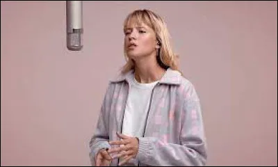 Quelle chanson Angèle est-elle en train d'enregistrer ?