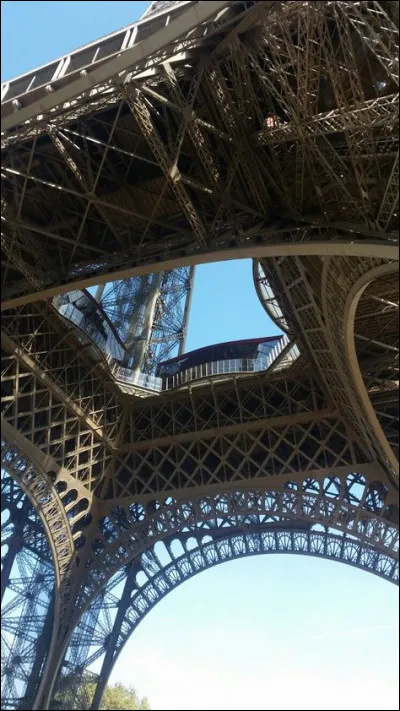 En quelle classe la cadette des propriétaires de l'hôtel doit-elle entrer ?