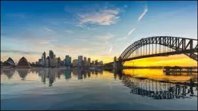 Sydney est la capitale ainsi que la ville la plus peuplée d'Australie.