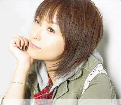 Comment se nomme le groupe dans le lequel chante cette femme ?