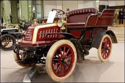 Automobile : 
Avec près de 250 000 voitures en 1907, l'automobile devint, en ce début de siècle, un mode de transport incontournable, tant pour les individus que pour la marchandise. En 1914, à la veille de la Première Guerre mondiale, on dénombrait 500 000 véhicules en France.
Sur la photo, quel modèle peut-on voir ?