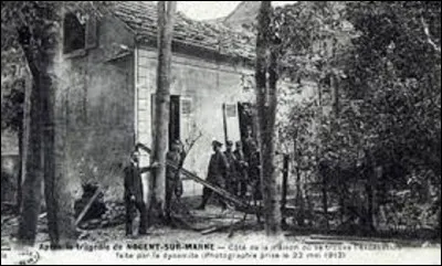 Après Bonnot, ils restent encore Garnier et Valet, qui sont enfin localisés le 14 mai 1912 dans un petit pavillon à Nogent-sur-Marne. Les forces de l'ordre font appel à un régiment de Dragons qui fait sauter la villa, et la police achève les deux hommes.
Combien de temps dura ce siège ?