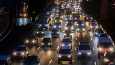 Ce matin, ce sont tes parents qui te réveillent à 4 h 00 du matin. Ils disent qu'il ne faut pas être en retard. Tu sautes de ton lit, te refais une beauté, t'habilles, embarques ta valise, et c'est parti pour la gare de Londres. Il y a beaucoup de bouchons sur la route.