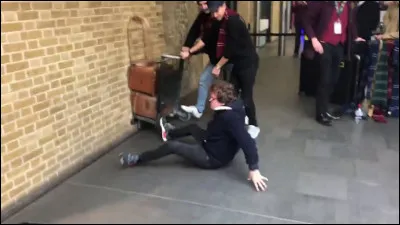 Enfin arrivé, tu as bravé les bouchons et la queue à la gare. Tu tentes de traverser le mur mais, paf ! Tu ne passes pas.