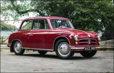 En allant vers l'Est de l'Allemagne, nous nous rapprochons d'anciens pays socialistes. La documentation sur les automobiles socialistes ne me paraît pas aussi fournie que celle en Occident. Quelle est cette auto ?