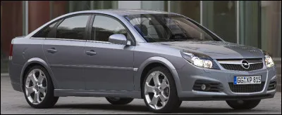 Pour faire ma mauvaise langue, les modèles Opel et Vauxhall en Outre-Manche, sont des véhicules à la conception américaine qui échouent sur le marché européen. Quelle est cette berline Opel ?