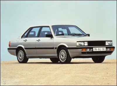 Avec un style caractéristique de la décennie 1990, cette berline s'illustre avec une technologie qui a été majoritairement utilisée par des 4X4. Quel nom porte ce modèle ?