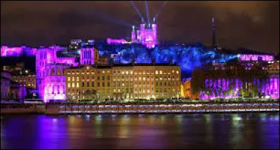 Dans quelle ville se déroule la fête des Lumières chaque année au mois de décembre ?