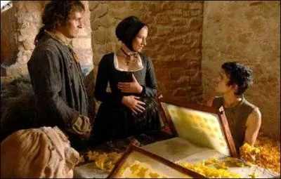 Comment s'appelle le tanneur qui va finallement recruter le personnage principal ?