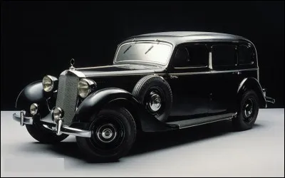 D'apparence très conventionnelle, cette limousine allemande est pourtant un modèle historique puisqu'elle n'est rien de moins que la première voiture de tourisme carburant au gazole. Comment s'appelle-t-elle ?