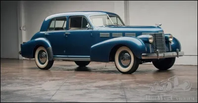 Dans l'entre-deux-guerres, General Motors prends de l'avance sur tous ses concurrents en créant le premier studio de design automobile. Comment s'appelle cette berline américaine dont la silhouette tricorps marquée à durablement influencé le style automobile international ?