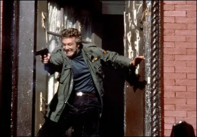 Dans quel film Mickey Rourke est-il un policier, vétéran de la guerre du Vietnam ?