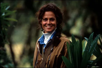 Dans quel film Sigourney Weaver est-elle une anthropologue ?