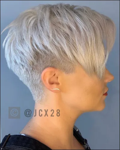 Et les cheveux courts sont pour...