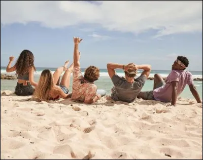 Et enfin, qui sont le réalisateur et le scénariste de cette série ?