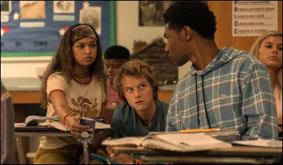 Grâce à quelle phrase JJ comprend-il que John B est bel et bien vivant ?