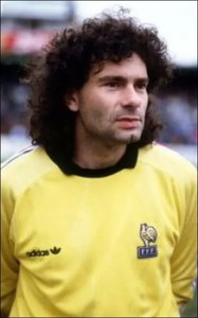 Ce gardien de but participe à la Coupe du monde 1986, où la France termine à la troisième place. Il s'est également lancé dans la chanson, en enregistrant une chanson destinée aux enfants intitulée "L'escargot". Qui est-ce ?