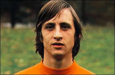 Footballeur international néerlandais, premier joueur de football à remporter trois fois le Ballon d'or. En 69, il sort "Oei oei oei" qui fut un bide. Qui est-ce ?