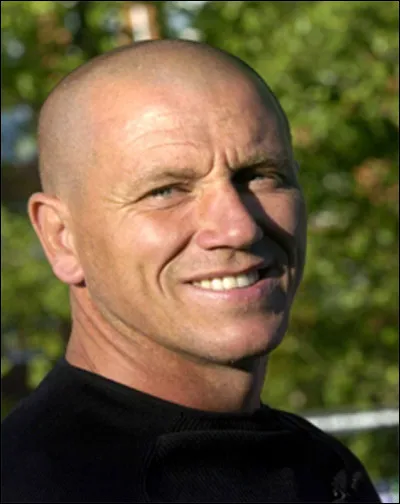 Mi-rap mi-n'importe quoi, cet hymne à la rédemption par le foot est interprété par un gardien de but français de l'Olympique de Marseille au début des années 90 qui mouille (littéralement) le maillot pendant cette prestation. Qui est-ce ?