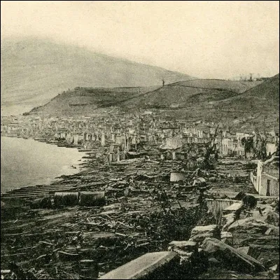 A la Martinique, l'éruption du volcan de "la montagne Pelée" détruit la ville de Saint-Pierre et tue la quasi totalité des 30 000 habitants : c'était il y a ...