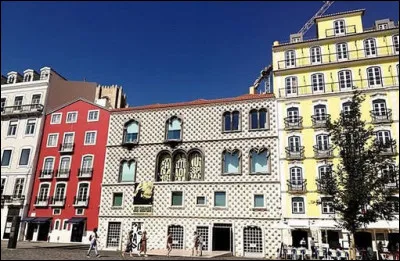 Non, cet édifice n'est pas le "Palazzo [...quel nom ?]" de [...quelle ville ?], mais la "simple" copie imaginée au XVIe s. par un certain Bras de Albuquerque.