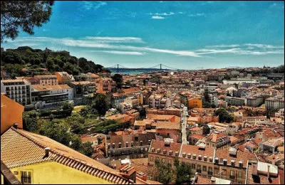 Sa fondation eut lieu en 1 200 avant Jésus Christ, par des marins et des marchands : c'est donc la ... ville la plus vieille d'Europe !