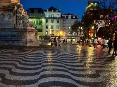 Il paraîtrait que la couleur même des carrelages au sol serait porteuse d'une symbolique particulière : ainsi, le blanc... [Complétez !]