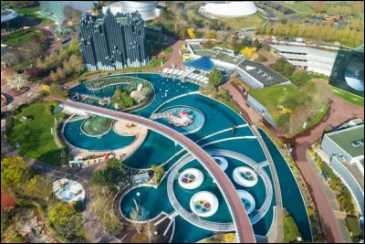 Comment s'appelle l'univers du Futuroscope, où 21 attractions et 3 hectares sont réservés aux enfants ?