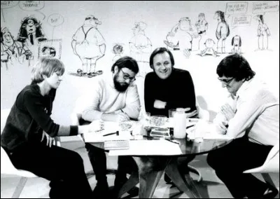 Durant l'émission TV des années 70 intitulée "Tac au tac" on peut reconnaître Claire Brétécher, Albert Uderzo et André Franquin. Mais qui est le barbu ?