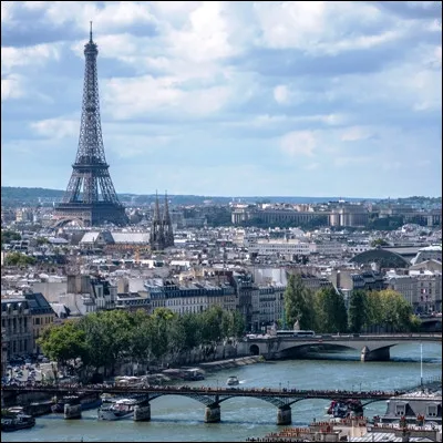 Quelle place &agrave; cheval entre le 3e et le 4e arrondissement, anciennement appel&eacute;e place Royale, est la plus vieille place de Paris ?