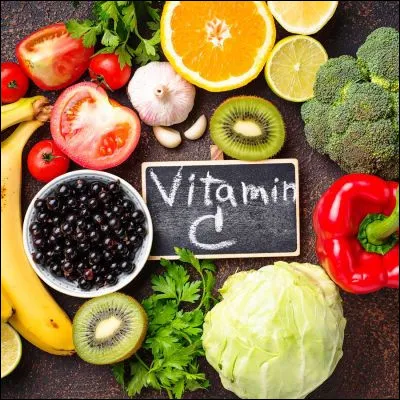 Lequel de ces fruits procure le plus de vitamine C pour 100 grammes ?