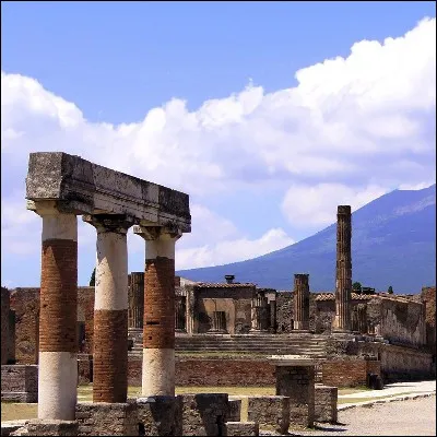 Quelle locution latine a &eacute;t&eacute; retrouv&eacute;e dans la maison du Po&egrave;te Tragique &agrave; Pompei ?