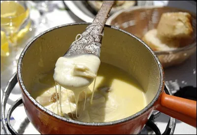 La fondue savoyarde > Telle quon la connaît, la fondue savoyarde vient de Suisse. Point-barre. Quoi que, des recettes similaires apparaissent dans ...
